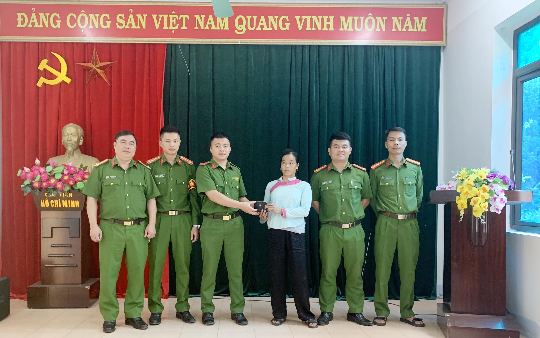 Chiến sĩ Công an Trại tạm giam nhặt được của rơi trả lại người đánh mất